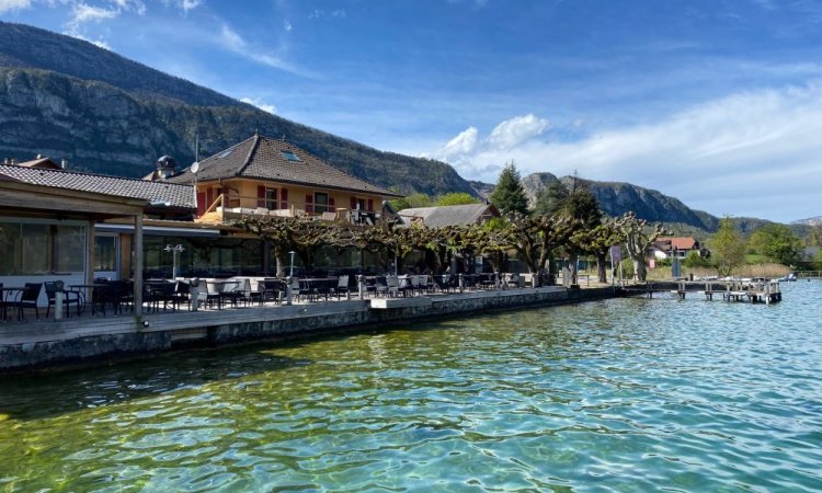 Splendide fermeture de terrasse du Restaurant Chez Ma Cousine situé au bord du Lac d'Annecy (74) 
