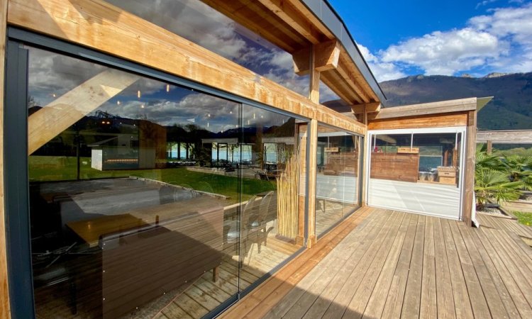 Splendide fermeture de terrasse du Restaurant Chez Ma Cousine situé au bord du Lac d'Annecy (74) 