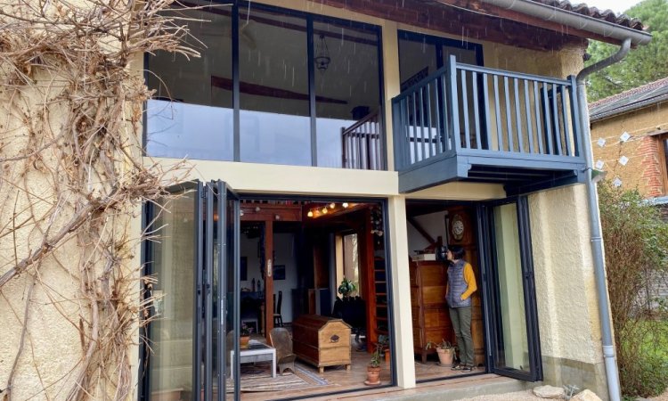 Installation de baies accordéon et d'un châssis fixe dans une charmante maison située dans l'Ain