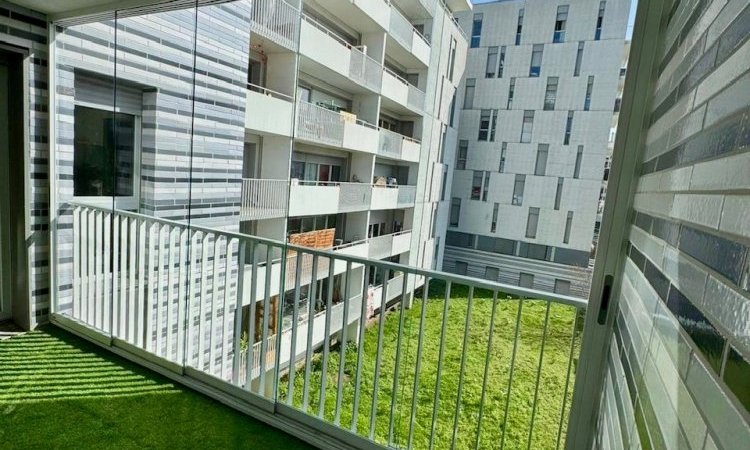 Fermeture de terrasse avec système coulissant tout verre : profiter de sa terrasse plus longtemps à Lyon!