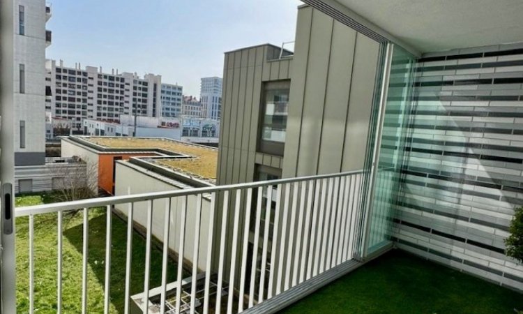 Fermeture de terrasse avec système coulissant tout verre : profiter de sa terrasse plus longtemps à Lyon!