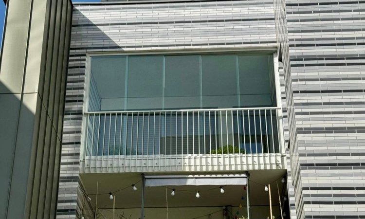 Fermeture de terrasse avec système coulissant tout verre : profiter de sa terrasse plus longtemps à Lyon!