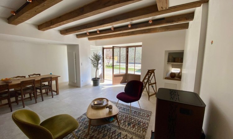 Pose de porte fenêtre en aluminium effet rouille dans une maison située dans l'Ain (01) 