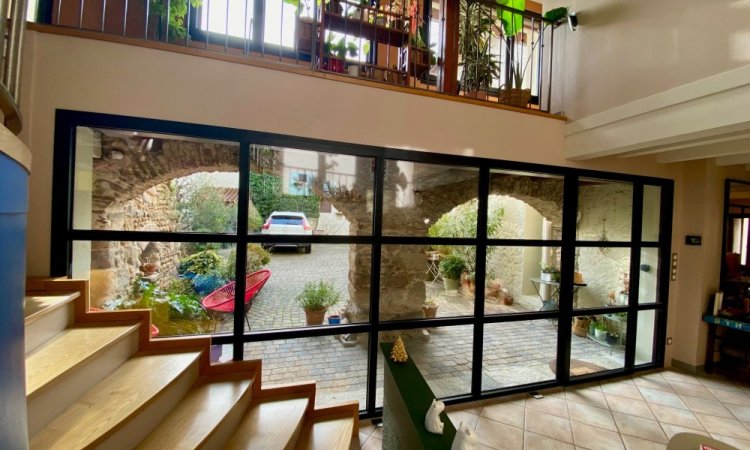 Projet aménagement intérieure grâce à l'installation d'une verrière sur-mesure dans une maison en pierre voûtée dans le Rhône (69)