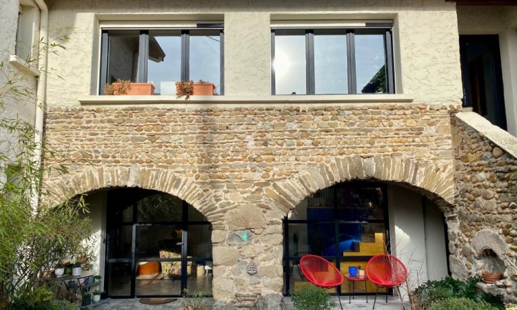 Projet aménagement intérieure grâce à l'installation d'une verrière sur-mesure dans une maison en pierre voûtée dans le Rhône (69)