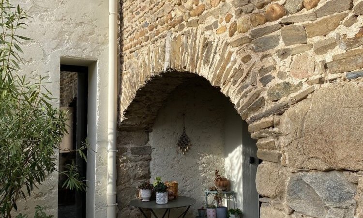 Projet aménagement intérieure grâce à l'installation d'une verrière sur-mesure dans une maison en pierre voûtée dans le Rhône (69)