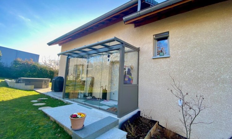 Création d'une extension pour l'aménagement d'un SAS d'entrée entièrement vitrée dans une charmante villa en région Rhône-Alpes.