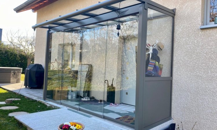 Mise en place d'une toiture vitrée pour créer un SAS d'entrée entièrement vitrée dans une charmante villa en région Rhône-Alpes.