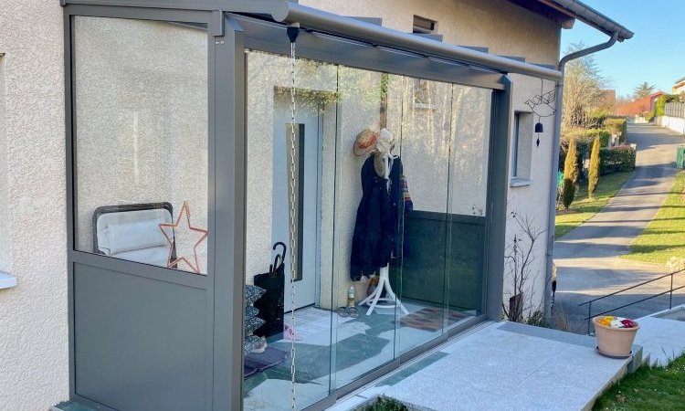 Pose d'une toiture vitrée pour créer un SAS d'entrée entièrement vitrée dans une charmante villa en région Rhône-Alpes.