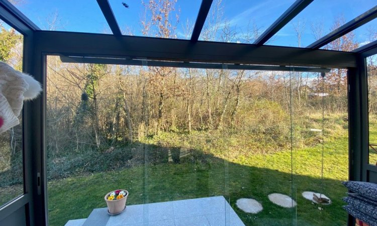 Mise en place de coulissant pour créer un SAS d'entrée entièrement vitrée dans une charmante villa en région Rhône-Alpes.