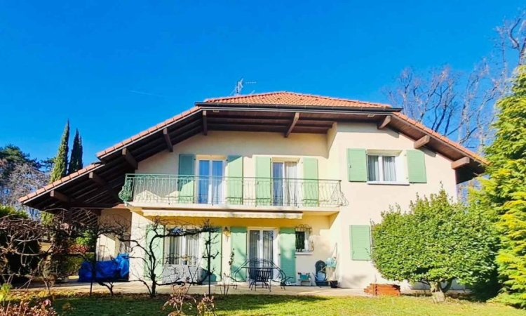 Installation de volets battants sur mesure à Prévessin-Moëns : modernité et élégance pour votre façade