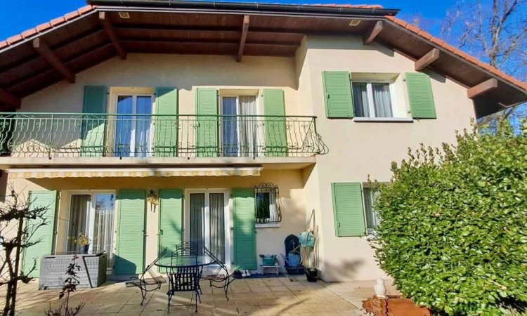 Installation de volets battants sur mesure à Prévessin-Moëns : modernité et élégance pour votre façade