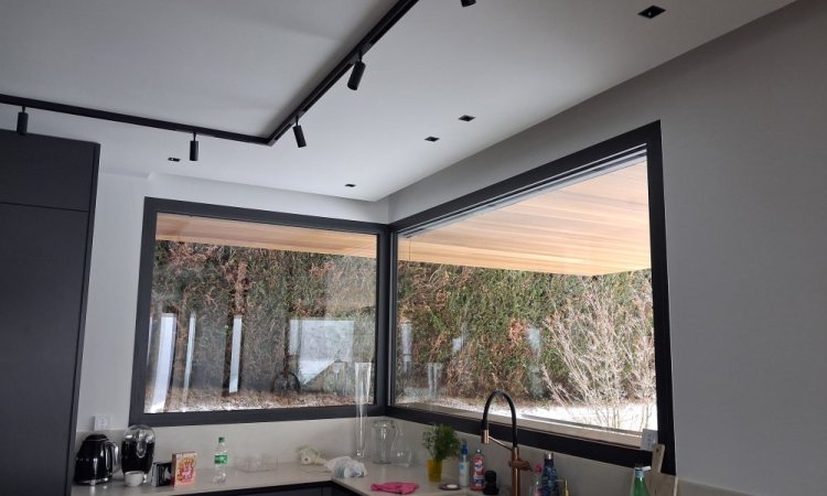 Villa contemporaine à Veyrier‑le‑Lac : menuiseries aluminium et BSO pour une ouverture totale sur le paysage