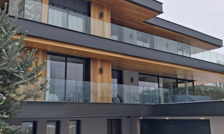 Villa contemporaine à Veyrier‑le‑Lac : menuiseries aluminium et BSO pour une ouverture totale sur le paysage