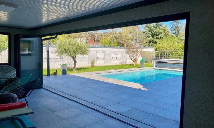 Fermeture sur-mesure de terrasse en baie accordéon 7 vantaux | Isolation & nouvel espace de vie à Neuville-sur-Saône