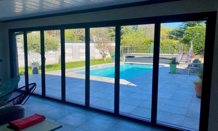 Fermeture sur-mesure de terrasse en baie accordéon 7 vantaux | Isolation & nouvel espace de vie à Neuville-sur-Saône