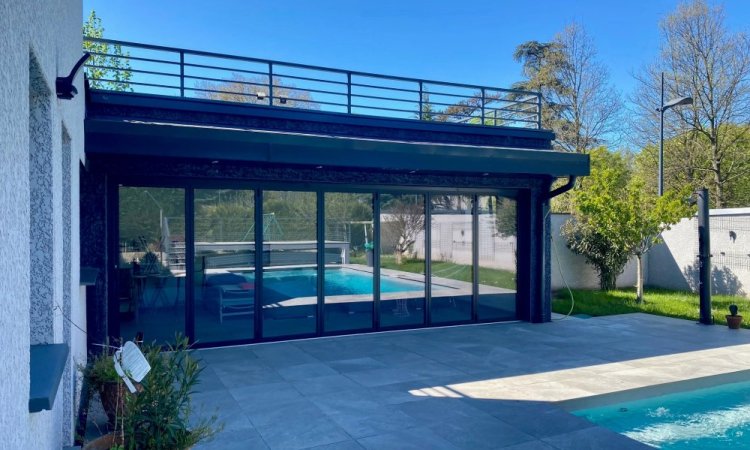 Fermeture sur-mesure de terrasse en baie accordéon 7 vantaux | Isolation & nouvel espace de vie à Neuville-sur-Saône