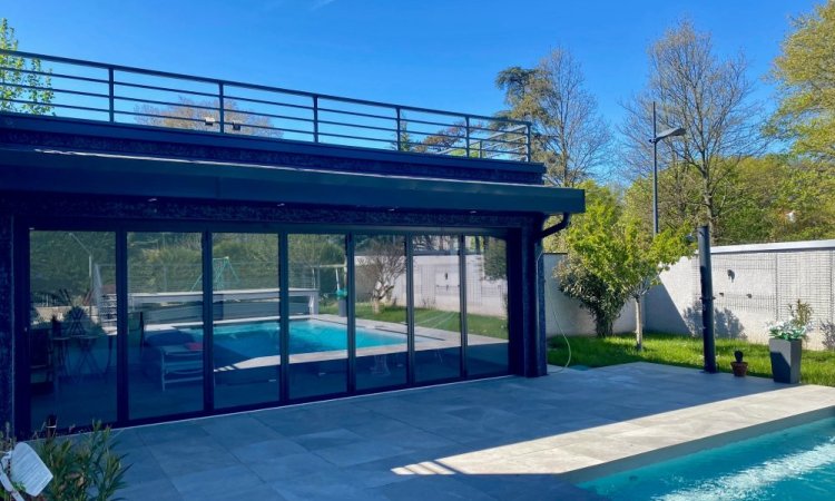 Fermeture sur-mesure de terrasse en baie accordéon 7 vantaux | Isolation & nouvel espace de vie à Neuville-sur-Saône