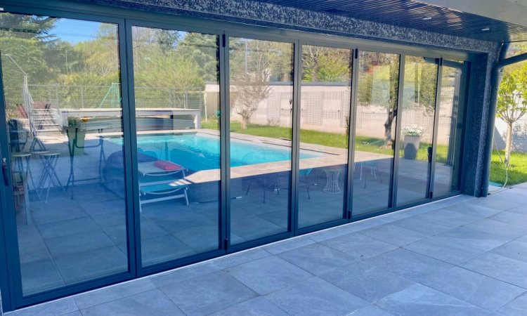Fermeture sur-mesure de terrasse en baie accordéon 7 vantaux | Isolation & nouvel espace de vie à Neuville-sur-Saône