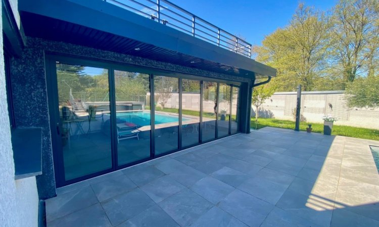 Fermeture sur-mesure de terrasse en baie accordéon 7 vantaux | Isolation & nouvel espace de vie à Neuville-sur-Saône