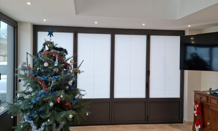 RĂ©novation et extension dâune habitation dâexception prĂšs de Villefranche-sur-SaĂŽne (69), intĂ©grant des baies accordĂ©on, une toiture vitrĂ©e et des stores sur-mesure.