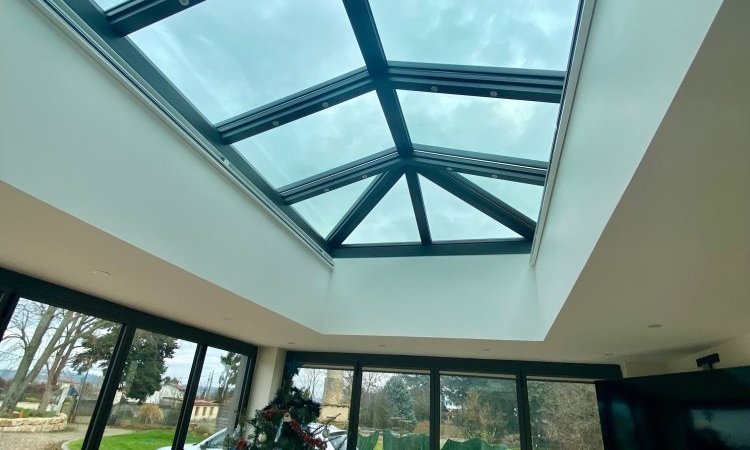 RĂ©novation et extension dâune habitation dâexception prĂšs de Villefranche-sur-SaĂŽne (69), intĂ©grant des baies accordĂ©on, une toiture vitrĂ©e et des stores sur-mesure.