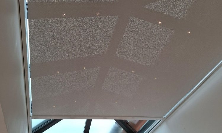 RĂ©novation et extension dâune habitation dâexception prĂšs de Villefranche-sur-SaĂŽne (69), intĂ©grant des baies accordĂ©on, une toiture vitrĂ©e et des stores sur-mesure.