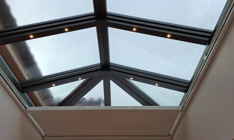 RĂ©novation et extension dâune habitation dâexception prĂšs de Villefranche-sur-SaĂŽne (69), intĂ©grant des baies accordĂ©on, une toiture vitrĂ©e et des stores sur-mesure.