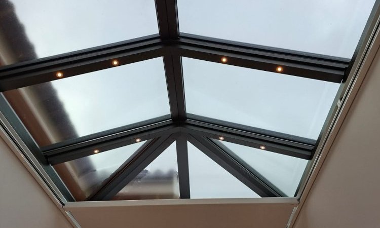 RĂ©novation et extension dâune habitation dâexception prĂšs de Villefranche-sur-SaĂŽne (69), intĂ©grant des baies accordĂ©on, une toiture vitrĂ©e et des stores sur-mesure.