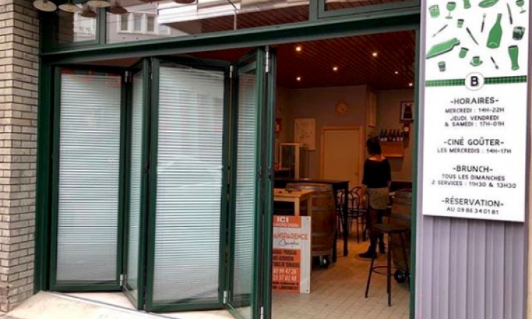 Réalisation d'une baie accordéon vitrée et thermique pour fermeture d'extension d'un bar restaurant à Lyon.