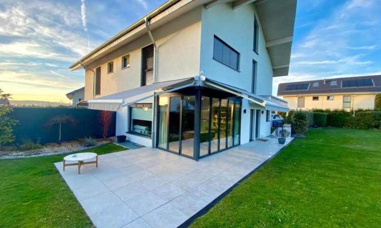 Splendide extension de pièce de vie réalisée grâce à une baie accordéon d’angle, offrant une ouverture maximale sur l’extérieur.