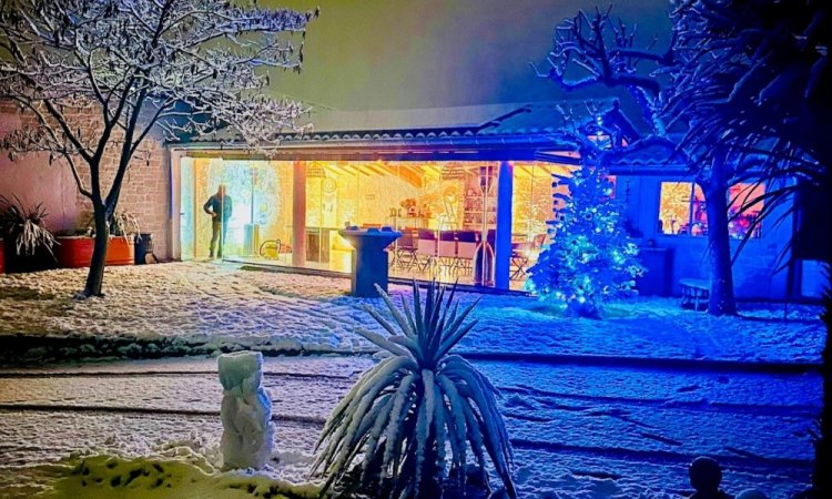 Conception et installation d’un système de fermeture de terrasse sur-mesure, harmonieusement intégré à cette habitation située dans l’Ain (01)