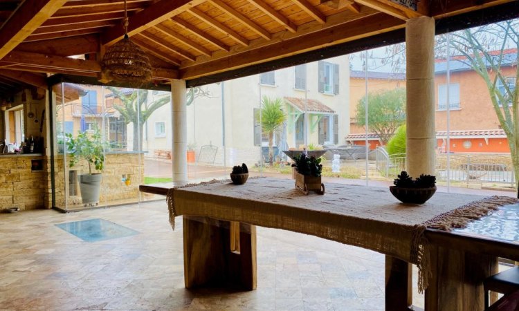 Conception et installation d’un système de fermeture de terrasse sur-mesure, harmonieusement intégré à cette habitation située dans l’Ain (01)