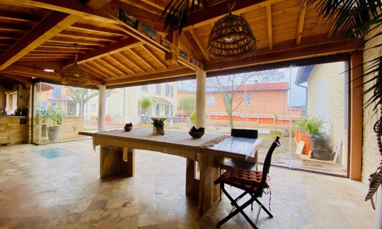 Conception et installation d’un système de fermeture de terrasse sur-mesure, harmonieusement intégré à cette habitation située dans l’Ain (01)