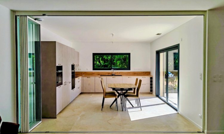 Installation d'un système coulissant-pivotant tout verre effet verrière dans une villa contemporaine basée dans le Rhône (69)
