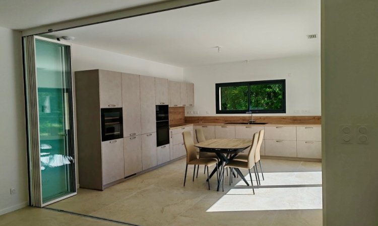 Installation d'un système coulissant-pivotant tout verre effet verrière dans une villa contemporaine basée dans le Rhône (69)