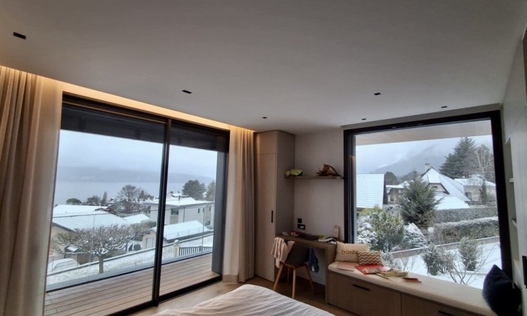 Villa contemporaine à Veyrier‑le‑Lac : menuiseries aluminium et BSO pour une ouverture totale sur le paysage