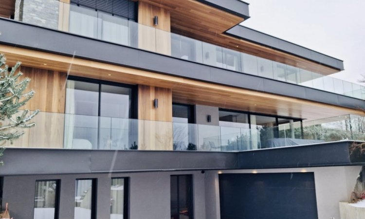 Villa contemporaine à Veyrier‑le‑Lac : menuiseries aluminium et BSO pour une ouverture totale sur le paysage