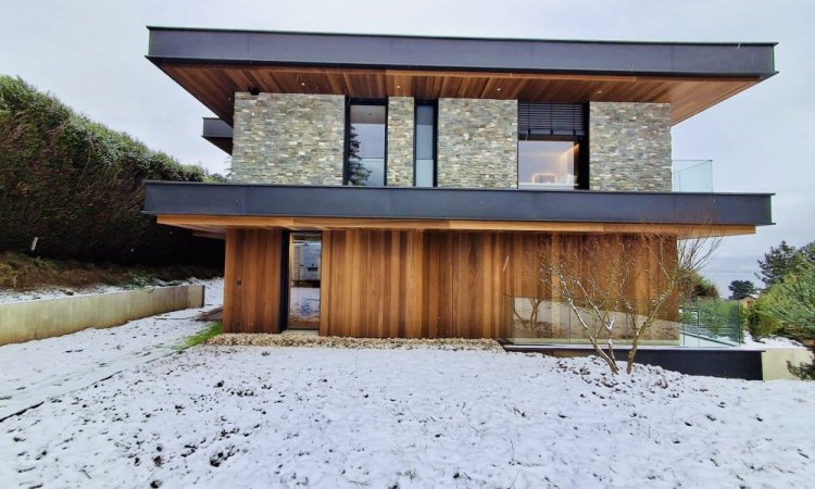Villa contemporaine à Veyrier‑le‑Lac : menuiseries aluminium et BSO pour une ouverture totale sur le paysage