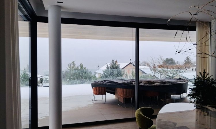 Villa contemporaine à Veyrier‑le‑Lac : menuiseries aluminium et BSO pour une ouverture totale sur le paysage