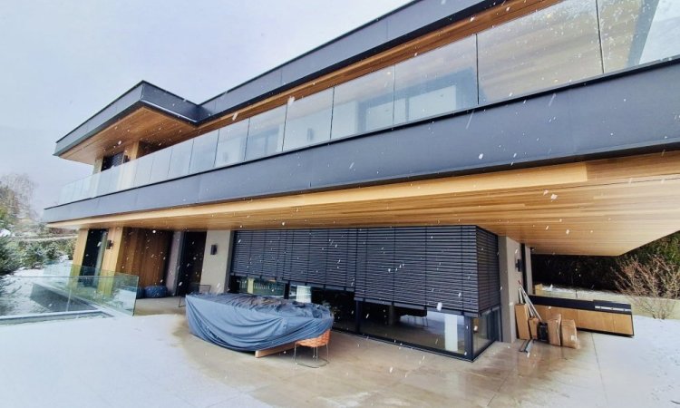 Villa contemporaine à Veyrier‑le‑Lac : menuiseries aluminium et BSO pour une ouverture totale sur le paysage