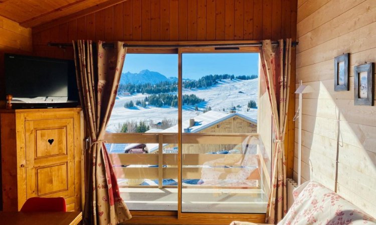 Installation de châssis coulissants 2 vantaux aux Saisies (73) : rénovation complète des menuiseries de la copropriété.