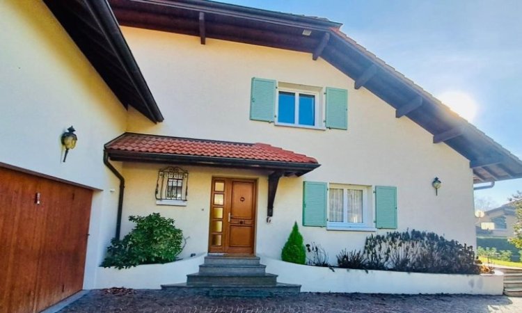 Installation de volets battants sur mesure à Prévessin-Moëns : modernité et élégance pour votre façade