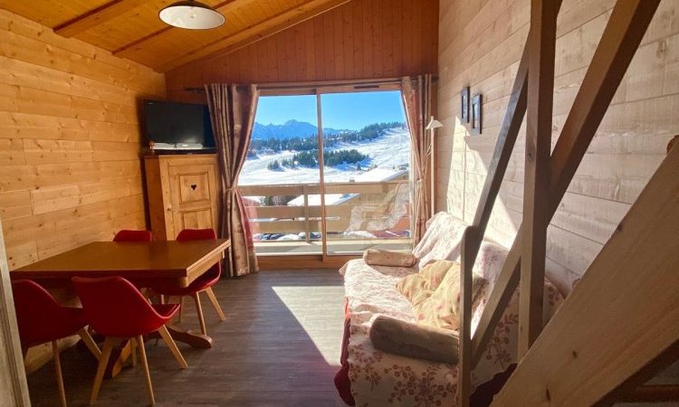 Installation de châssis coulissants 2 vantaux aux Saisies (73) : rénovation complète des menuiseries de la copropriété.