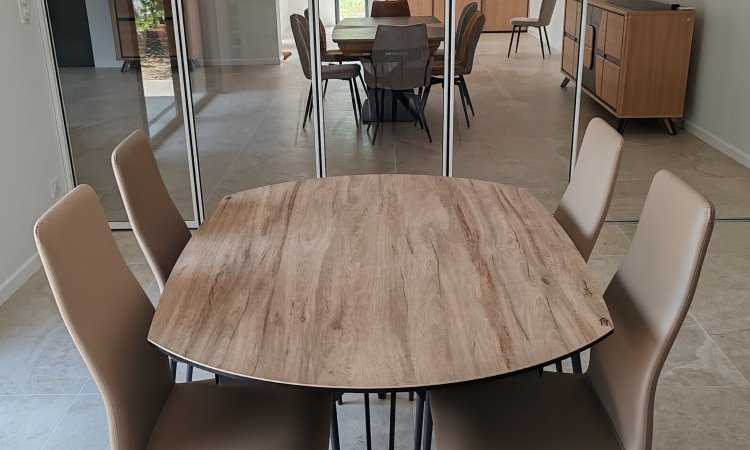 Installation d'un système coulissant-pivotant tout verre effet verrière dans une villa contemporaine basée dans le Rhône (69)