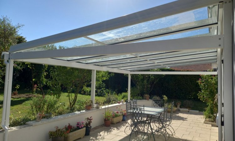 Installation d’une toiture vitrée et fermeture de celle-ci avec des coulissants et des pivotants coulissants entièrement vitrée dans l'Ain (01) 