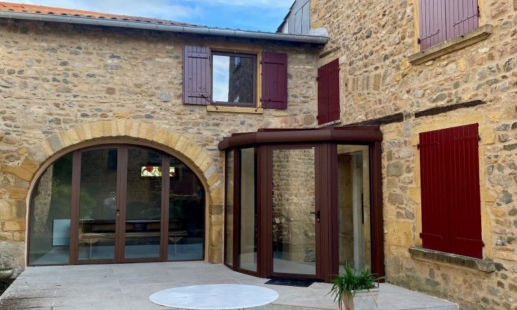 Installation d'une arche en anse de panier dans le Beaujolais