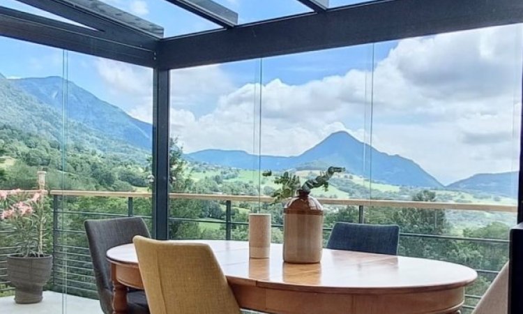 Installation d'une pergola entièrement vitrée équipée de coulissants pour profiter d'une vue époustouflante sur la région Haute-Savoie.