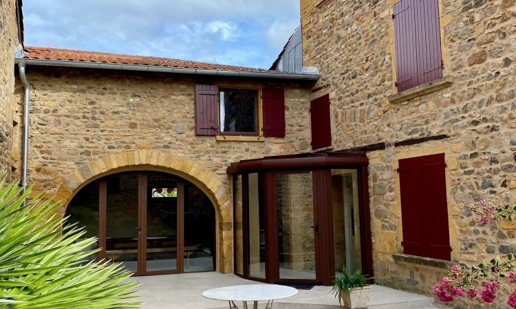 Installation d'une véranda aluminium à facettes dans le Beaujolais