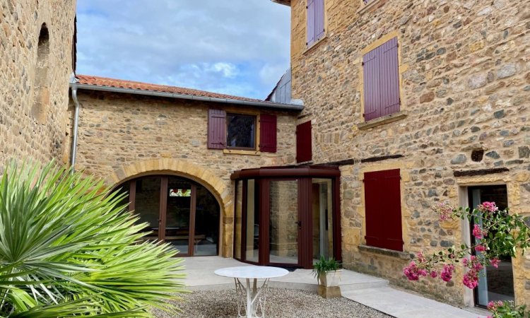 Fourniture et pose d'une véranda à facette dans la région Beaujolaise